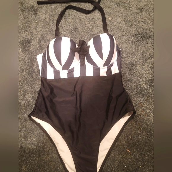 Shein one piece swimsuit - Picture 1 of 4